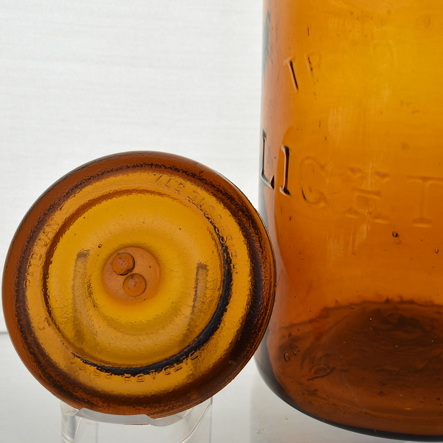 Lot 45- Trade Mark Lightning - Quart - Medium Amber - Image 4